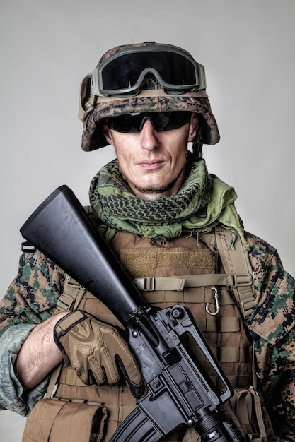 Studio shot della marina degli stati uniti con armi da fucile in uniforme. equipaggiamento militare, casco militare, stivali da combattimento, guanti tattici. isolato su bianco, armi, esercito, concetto di patriottismo