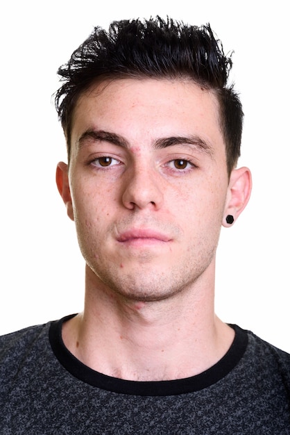 Studio shot van de jonge knappe man geïsoleerd tegen een witte achtergrond