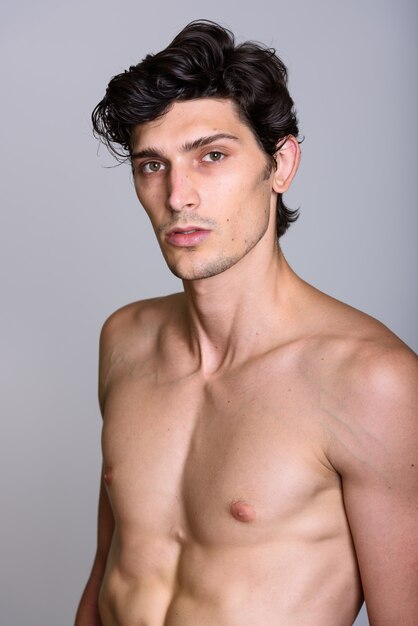 Studio shot van de jonge knappe man shirtless