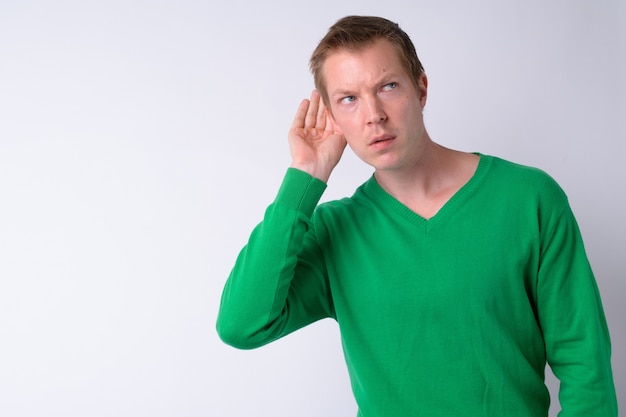 Studio shot van de jonge knappe man tegen een witte achtergrond