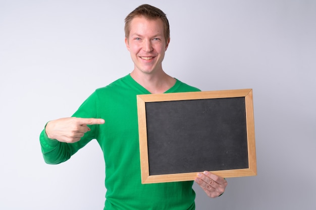 Studio shot van de jonge knappe man tegen een witte achtergrond