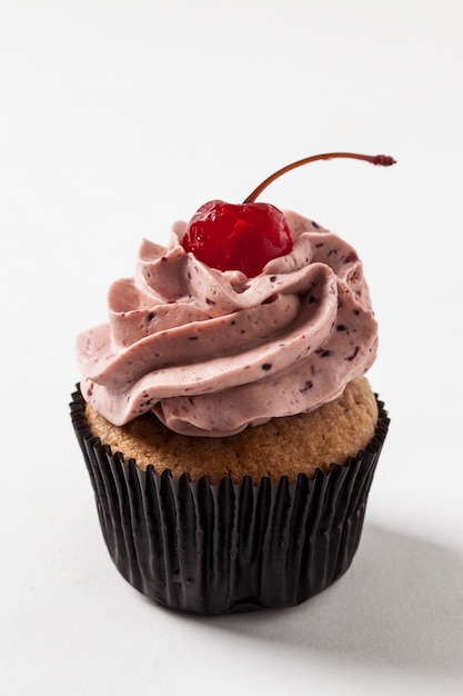 Studio shot van een cupcake, op een witte achtergrond.