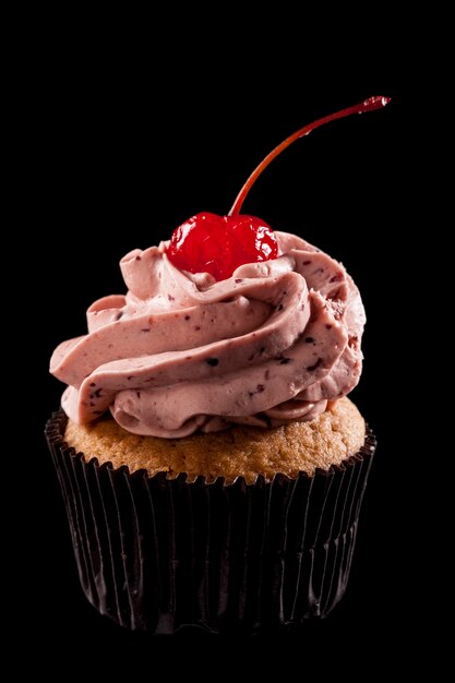 Studio shot van een cupcake, op een zwarte achtergrond.