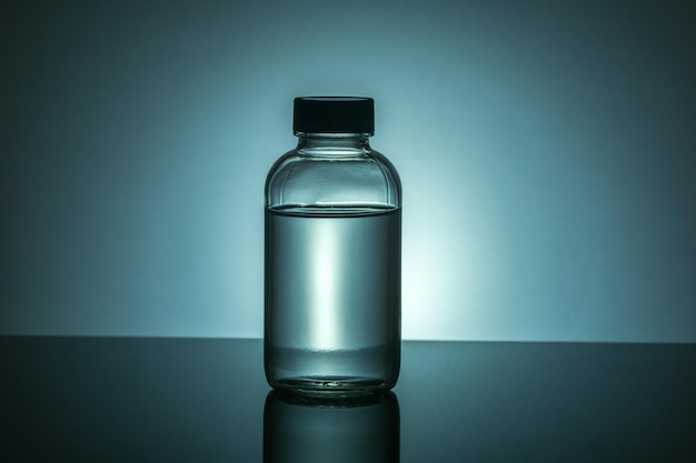 Studio shot van een glazen fles