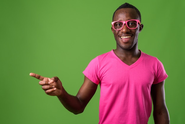 Studio shot van een jonge man tegen groen