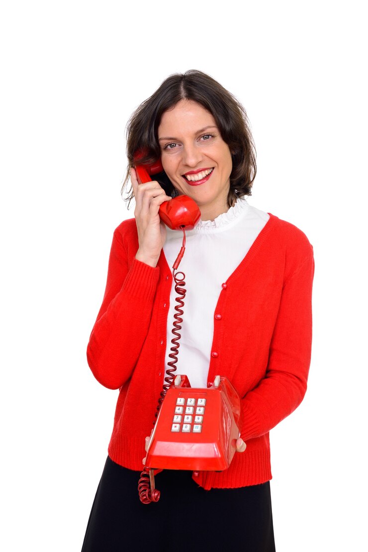 Foto studio shot van gelukkige vrouw praten over de telefoon geïsoleerd tegen een witte achtergrond