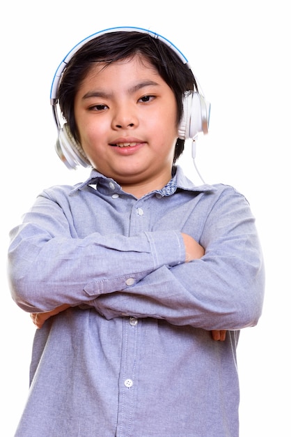 Studio shot van Japanse jongen geïsoleerd tegen witte achtergrond