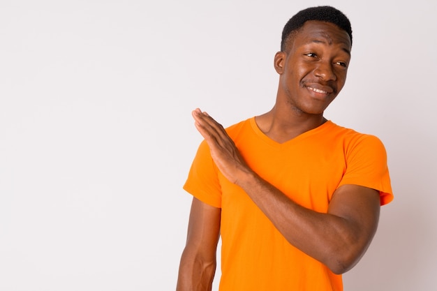 Studio shot van jonge knappe Afrikaanse man met Afro haar tegen witte achtergrond