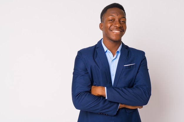 Studio shot van jonge knappe Afrikaanse zakenman met Afro haar tegen witte achtergrond