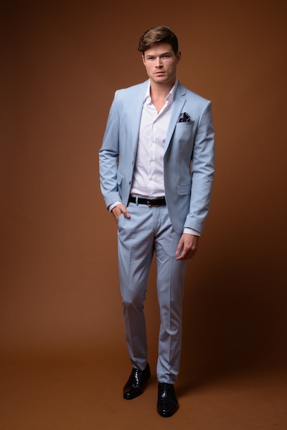 Studio shot van jonge knappe zakenman in pak