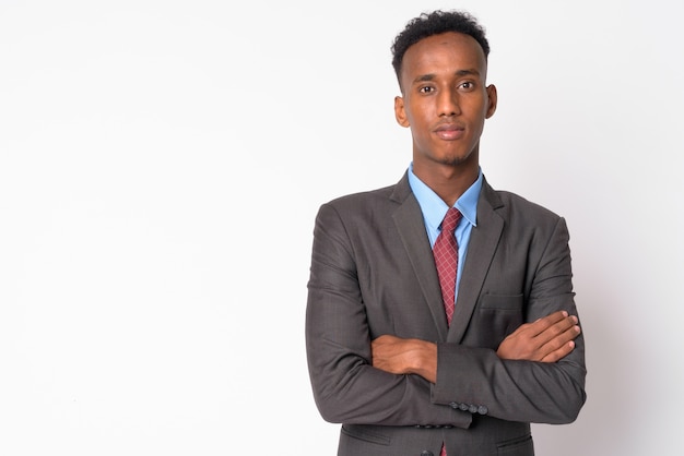 Studio shot van jonge knappe zakenman met afro haar dragen pak tegen wit