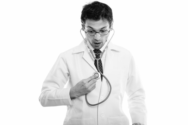 Studio shot van jonge magere man arts met bril geïsoleerd, zwart en wit
