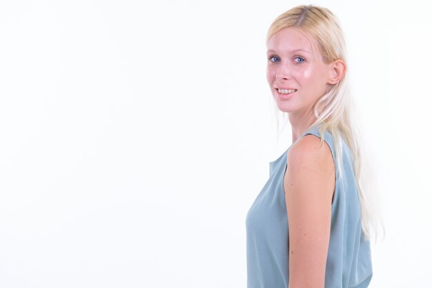 Studio shot van jonge mooie vrouw met blond haar geïsoleerd tegen een witte achtergrond