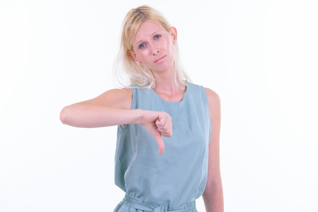 Studio shot van jonge mooie vrouw met blond haar geïsoleerd tegen een witte achtergrond