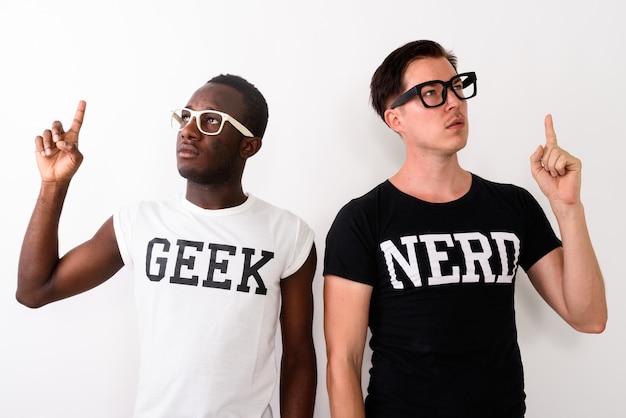 Studio shot van jonge zwarte Afrikaanse Geek man met Europese Nerd m