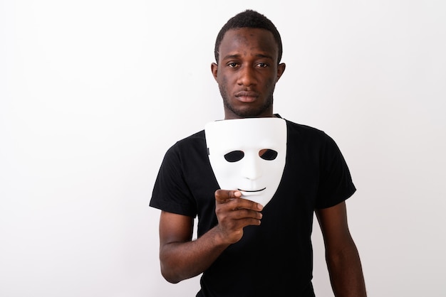 Studio shot van jonge zwarte Afrikaanse man met masker