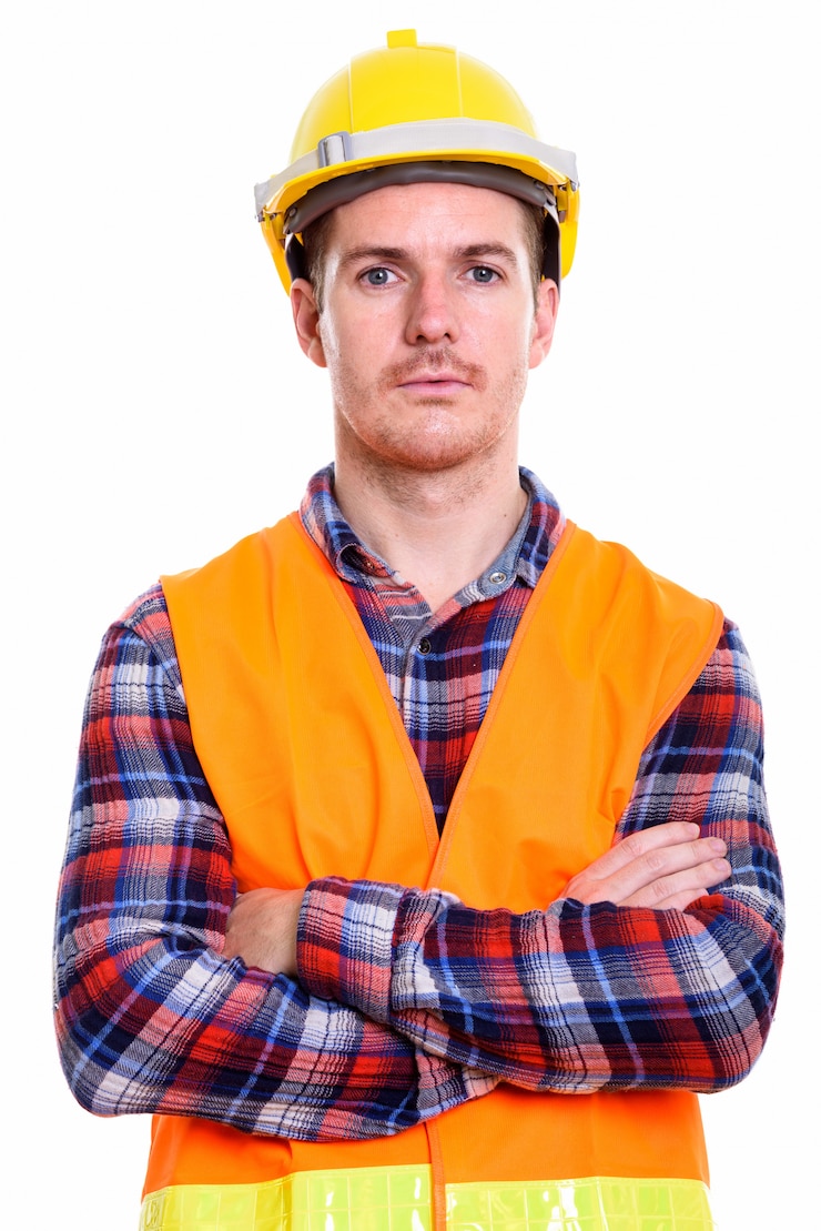 Foto studio shot van man bouwvakker met gekruiste armen