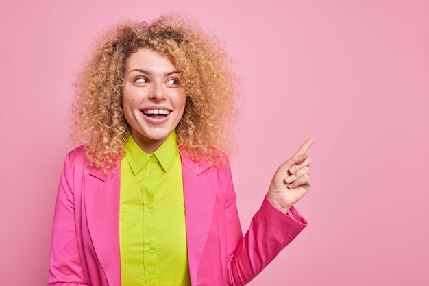 Studio shot van mooie jonge vrouw met krullend haar