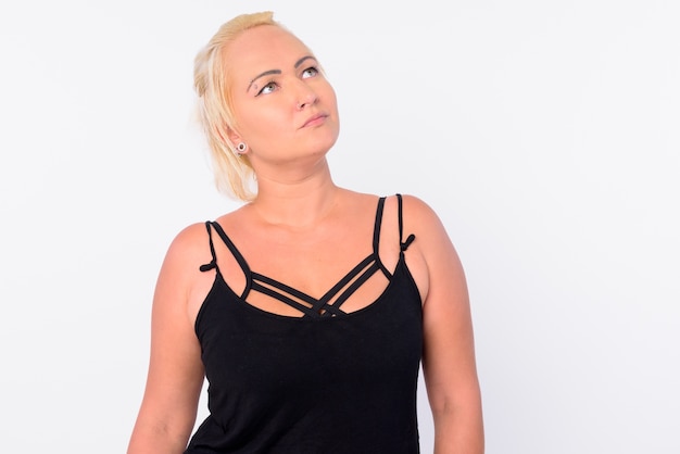 Foto studio shot van mooie vrouw met blond haar geïsoleerd tegen een witte achtergrond