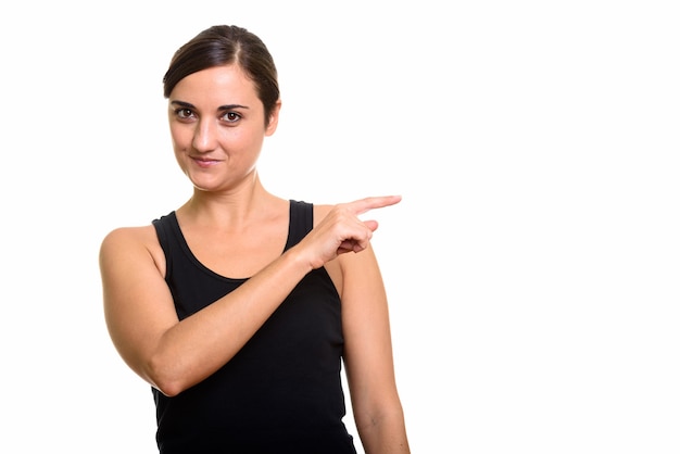 Studio shot van mooie vrouw wijzende vinger aan de zijkant