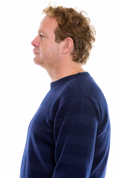 Foto studio shot van volwassen man met blond krullend haar geïsoleerd tegen een witte achtergrond