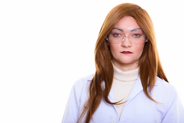 Studio shot van vrouw arts geïsoleerd tegen een witte achtergrond