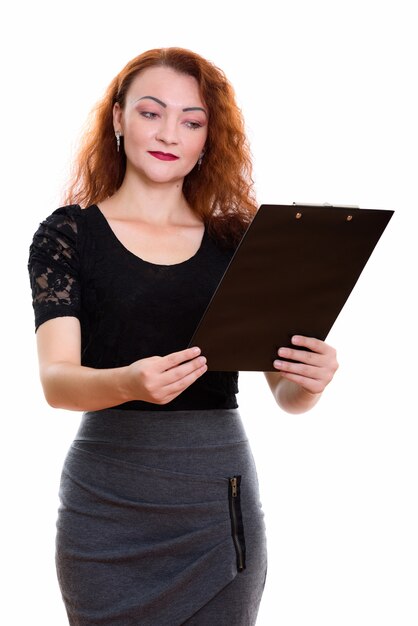 Studio shot van zakenvrouw lezen op klembord geïsoleerd tegen een witte achtergrond