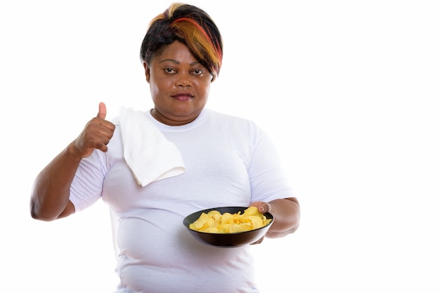 Студийный снимок женщины, держащей миску картофельных чипсов