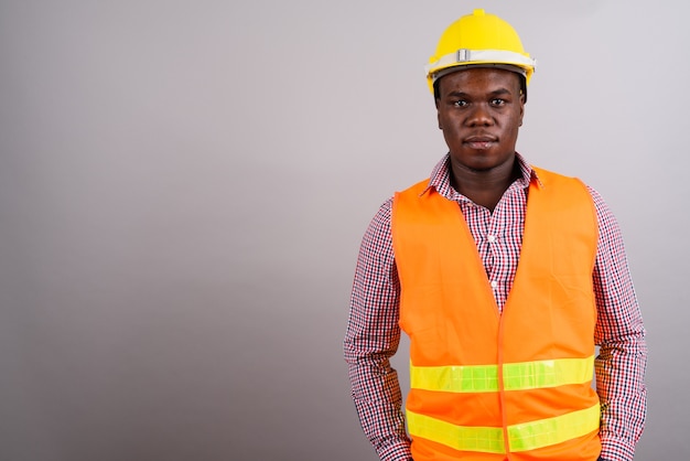 흰색 배경에 대해 젊은 아프리카 남자 건설 노동자의 스튜디오 샷