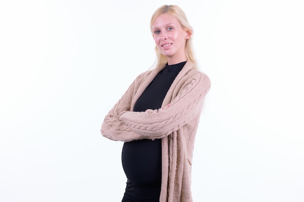 Студия выстрел молодой красивой беременной женщины со светлыми волосами, изолированными на белом фоне