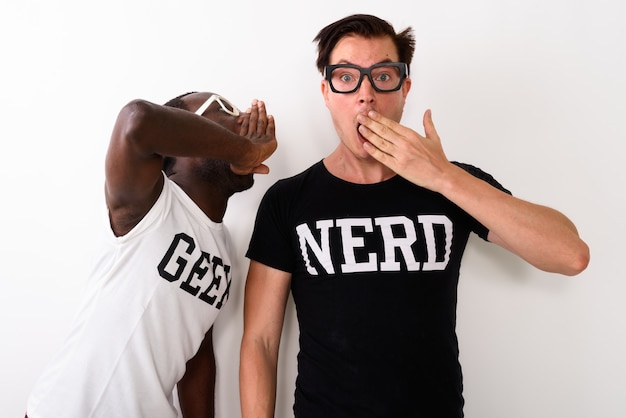 Foto studio shot di giovani neri africani geek uomo sussurrando mentre eur