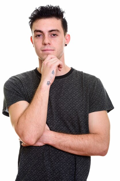 Studio shot di giovane uomo bello isolato su sfondo bianco