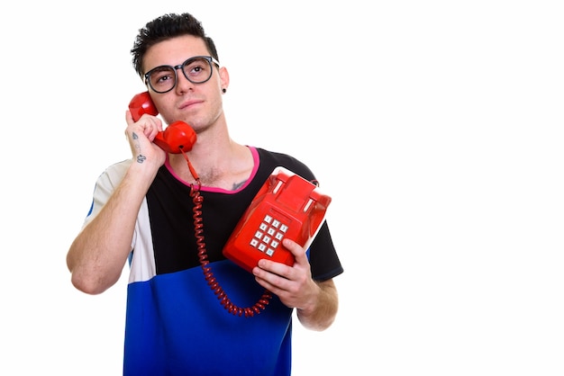 Foto studio shot di giovane uomo bello isolato su sfondo bianco