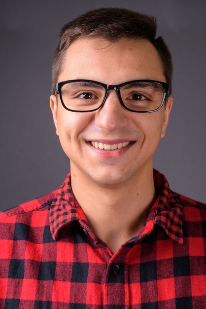 Studio shot di giovane uomo bello sorridente