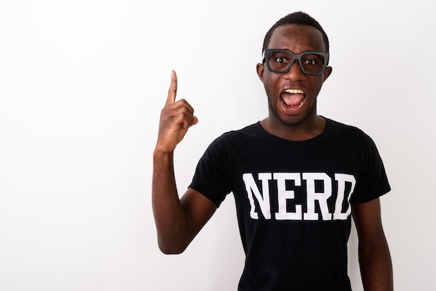 Foto studio shot di giovani felici neri africani geek uomo con grande ide