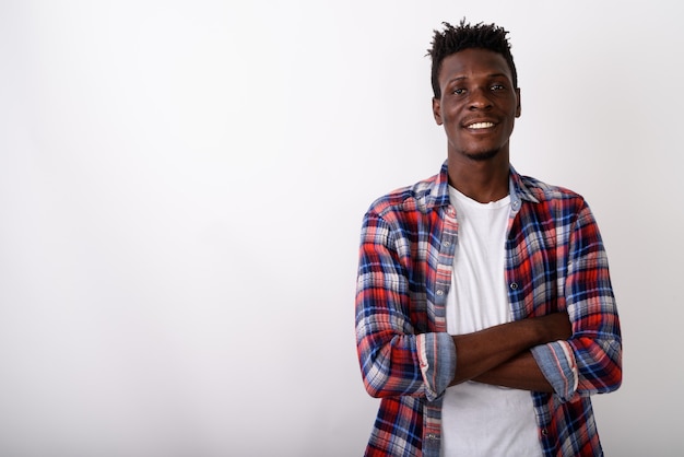 Foto studio shot di giovane felice africano nero uomo sorridente