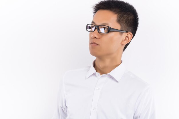 白い背景に対して若い男のスタジオ撮影