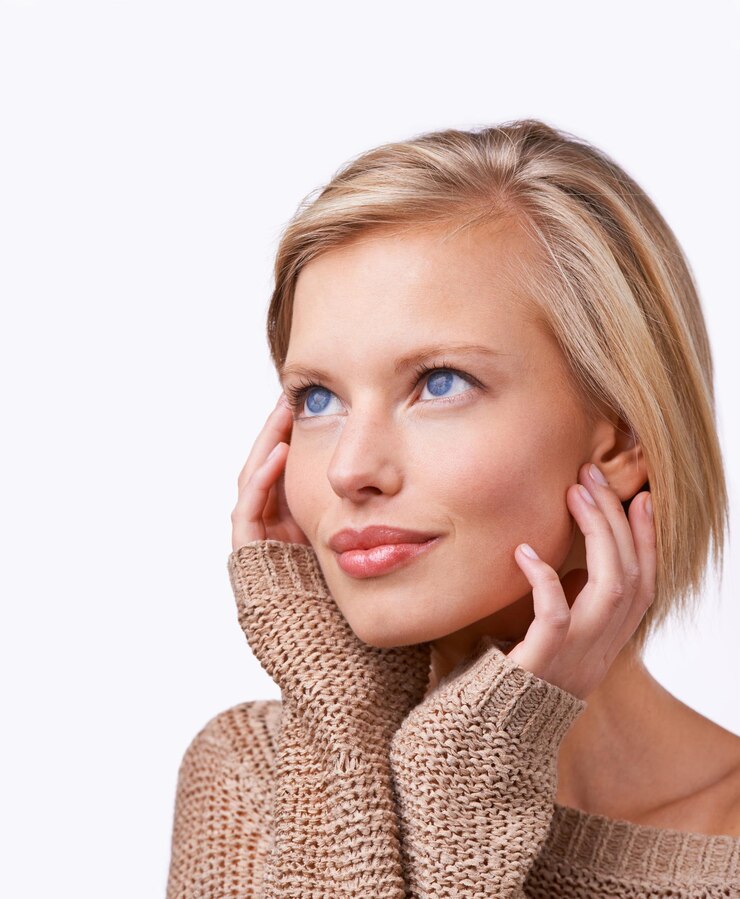 Foto studio vrouw en huidverzorging met trui visie en glimlach met geluk en tevredenheid model trui en mode voor winterzorg en behandeling met comfortabele kleding of cardigan met stijl