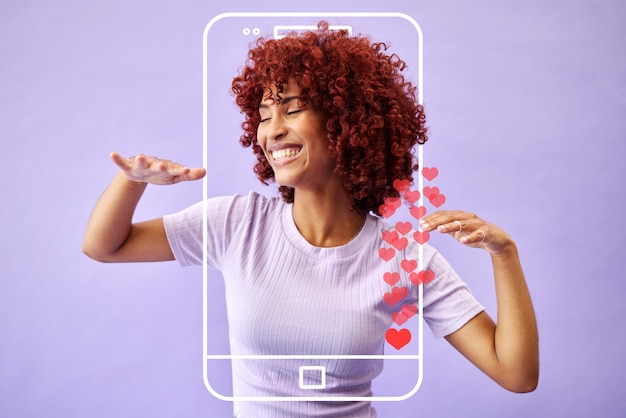 Studio vrouw influencer en social media icoon om te liken abonneren en beoordelen online met een glimlach Frame gezicht en streamer meisje op paarse achtergrond met notificatie emoji op de telefoon voor networking app