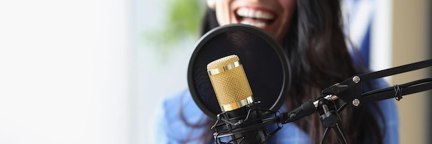 Studio zwarte microfoon op achtergrond vrouw zingt. Vocal lessen voor volwassenen concept