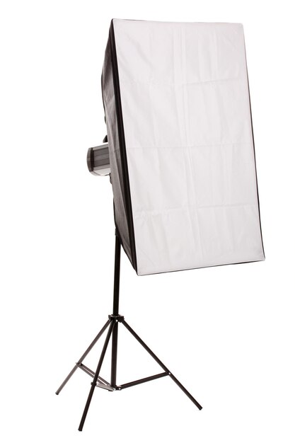 Studioflitser met softbox op witte achtergrond