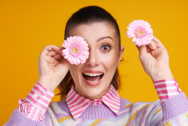 Studiofoto's van een vrouw op gele achtergrond Paasstijl Foto van hoge kwaliteit