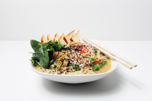 Studiofoto van Aziatische ramen noodlesoep met gerookte tofu en spinazie