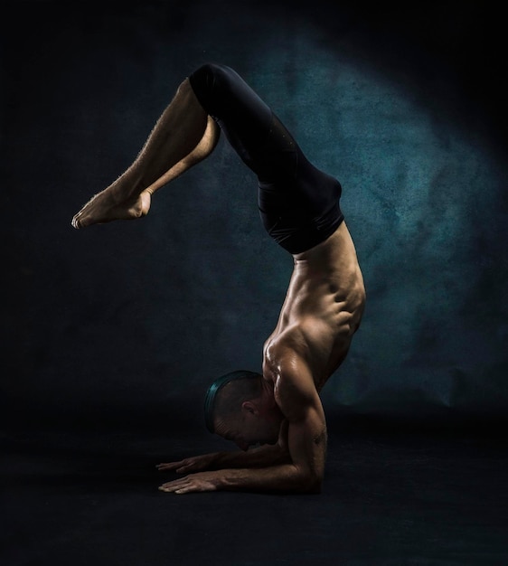 Foto studiofoto van een man die yoga doet.