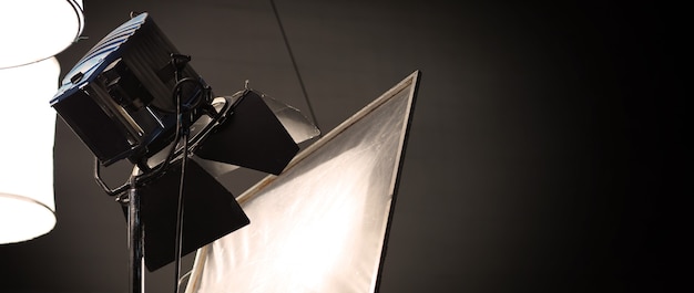 Foto studiolichtapparatuur voor foto- of filmfilmvideo. lichtset voor professionele opnamen en schermachtergrond. led-schijnwerper en spotlicht voor videoproductie. opstelling inclusief barn door softbox.