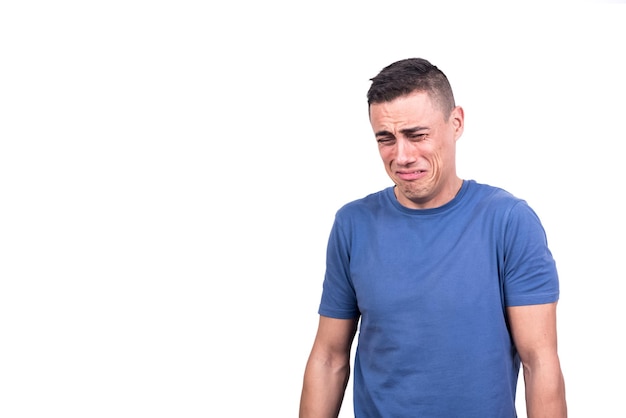 Studioportret met witte achtergrond van een huilende man