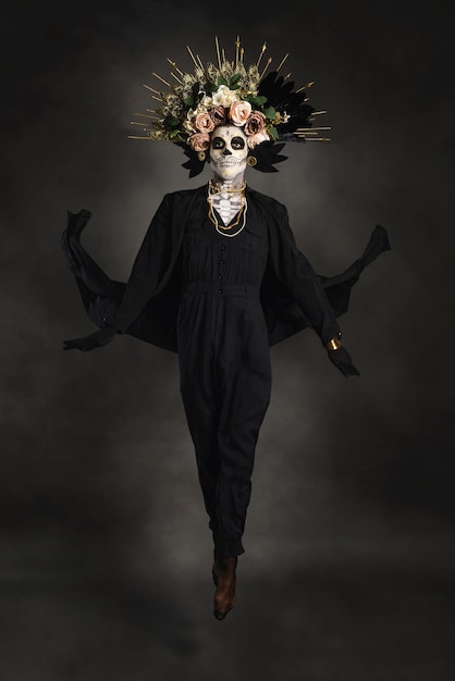 Studioportret van Drag Queen catrin Catrin gekleed in het zwart met bloemenkroon