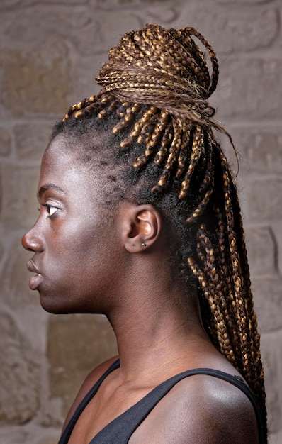 Studioportret van een jonge zwarte vrouw met vlechten