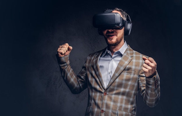 Studioportret van een man met een virtual reality-bril op een dag