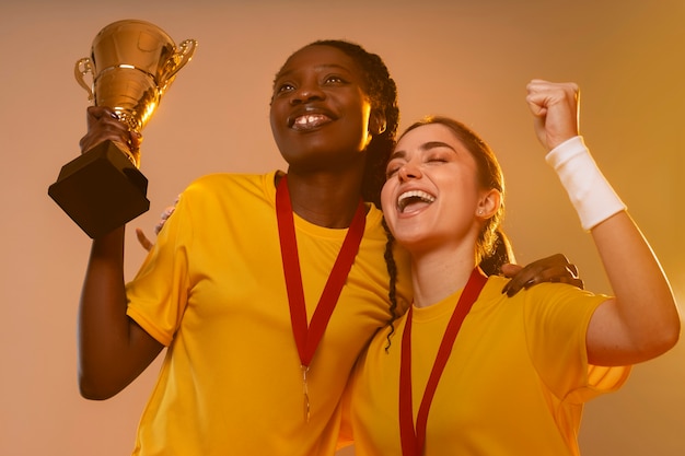 Foto studioportret van handballers met een prijs